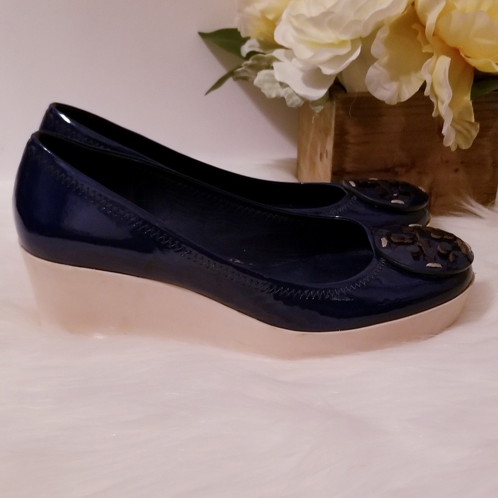 Chic Tory Burch Navy Blue Patent Wedge Size 6